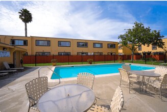 Vineyard Townhomes in Napa, CA - Foto de edificio - Building Photo