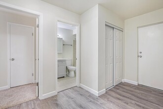 1039 College Ave, Unit 1E in Wheaton, IL - Building Photo - Building Photo