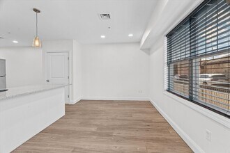 693 Western Ave, Unit 104 in Lynn, MA - Building Photo - Building Photo