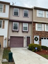 7504 Lafayette Sq in Aliquippa, PA - Building Photo