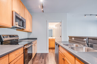 Jefferson Block Apartments in Milwaukee, WI - Building Photo - Interior Photo