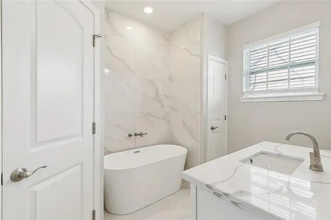 9311 Belfast St, Unit Suite D in New Orleans, LA - Building Photo - Building Photo