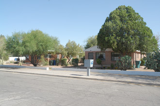 2724-2738 E Linden St in Tucson, AZ - Foto de edificio - Building Photo