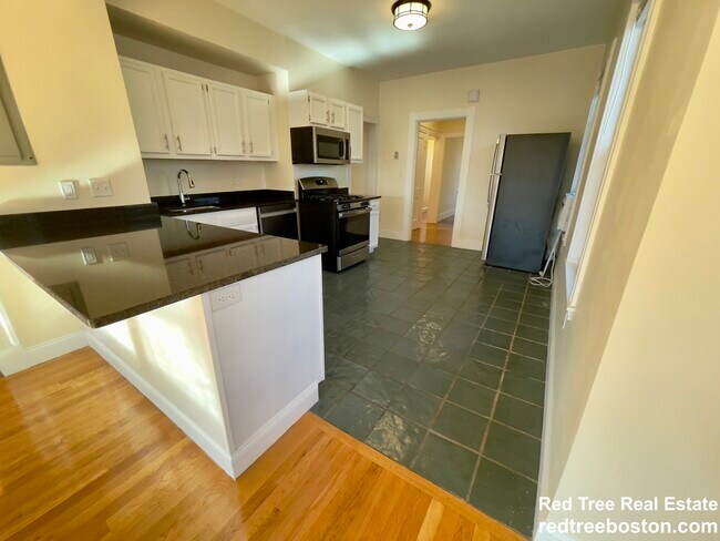 2572 Massachusetts Ave, Unit 2 in Cambridge, MA - Building Photo - Building Photo