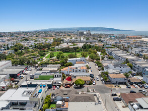 606 Loma Dr, Unit 612 in Hermosa Beach, CA - Building Photo - Building Photo