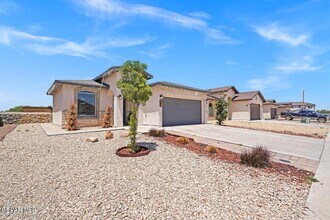213 Flor Papagayo in Socorro, TX - Building Photo - Building Photo