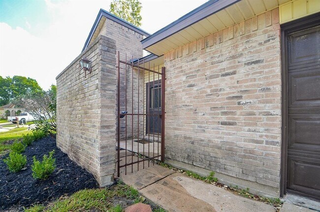 2426 Shady Brook Dr in Houston, TX - Building Photo - Building Photo