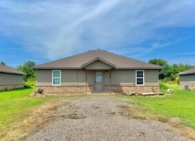 473840 E 1117 Rd in Muldrow, OK - Building Photo
