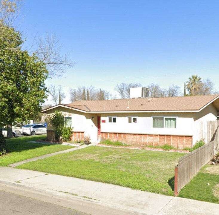 404 Lime Ave in Los Banos, CA - Building Photo