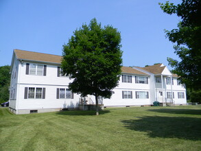 Marshfield Apartments in North Branford, CT - Foto de edificio - Building Photo