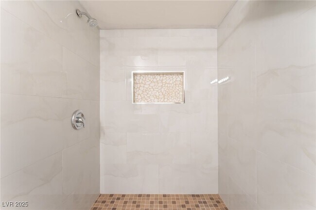 5689 E Lake Mead Blvd in Las Vegas, NV - Building Photo - Building Photo