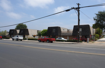 Acacia Gardens in San Diego, CA - Building Photo - Building Photo