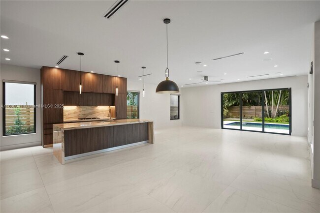 739 NE 17th Way in Fort Lauderdale, FL - Building Photo - Building Photo