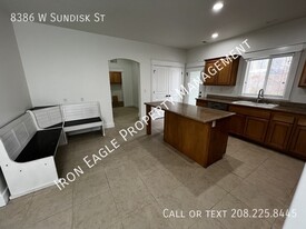 8386 W Sundisk St in Boise, ID - Foto de edificio - Building Photo