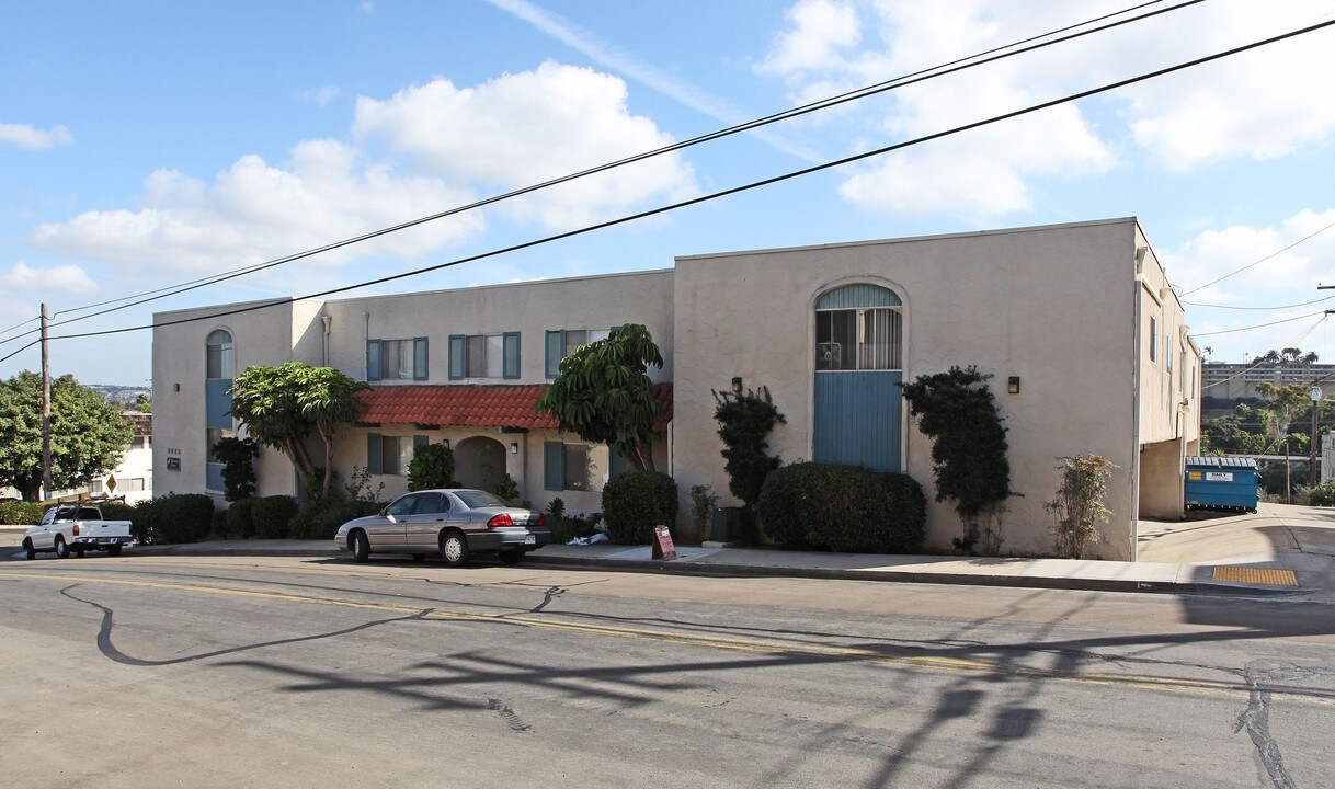 Famosa Vista Apartments in San Diego, CA - Building Photo