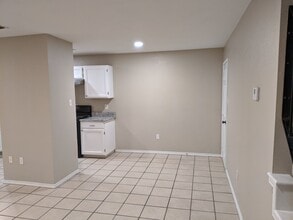 536 waco st, Unit 536A in Pleasanton, TX - Building Photo - Building Photo