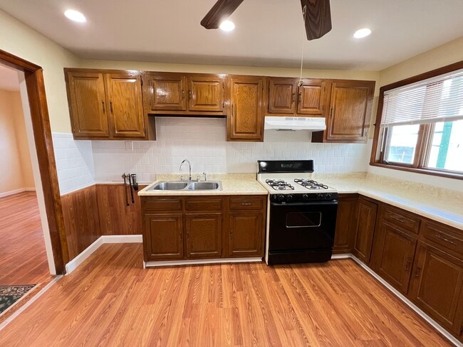 227 Holland St, Unit 2 in Somerville, MA - Building Photo - Building Photo