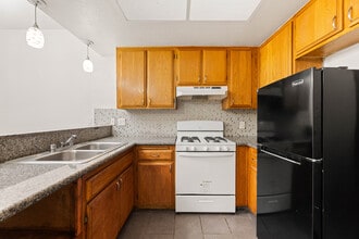 10943 Laurel Canyon Blvd, Unit A5 in San Fernando, CA - Foto de edificio - Building Photo