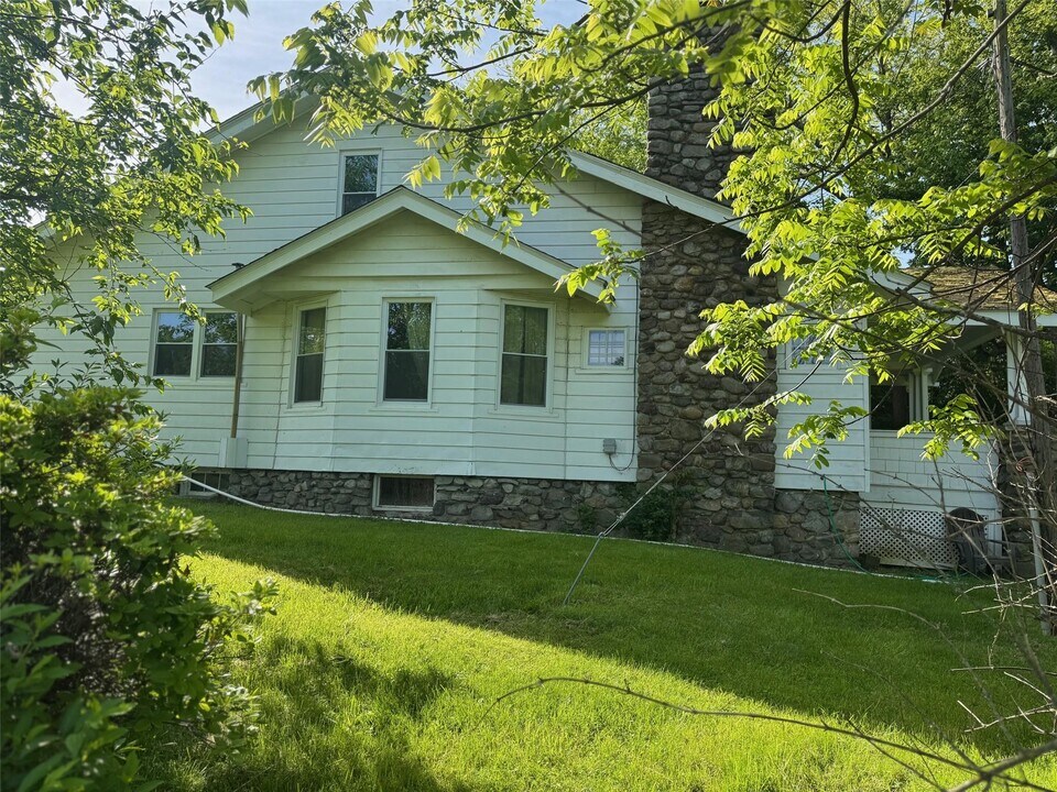 1728 NY-17 in Goshen, NY - Foto de edificio