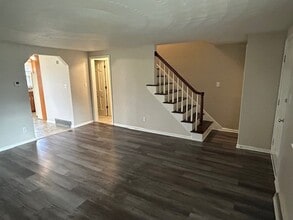 879 Camelia St NW in Hartville, OH - Foto de edificio - Building Photo