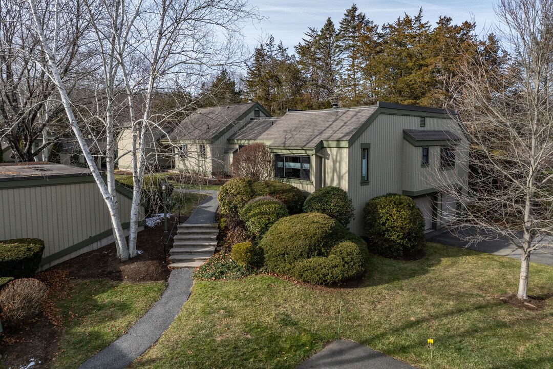Heritage Circle in Southbury, CT - Building Photo
