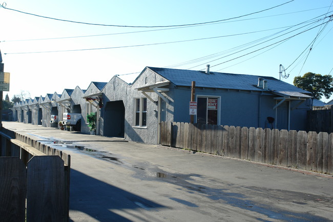 1136 N Sanborn Rd in Salinas, CA - Building Photo - Building Photo