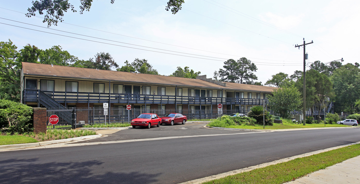 Lake Lodge in Tallahassee, FL - Building Photo