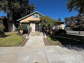 2104 B St in Bakersfield, CA - Building Photo