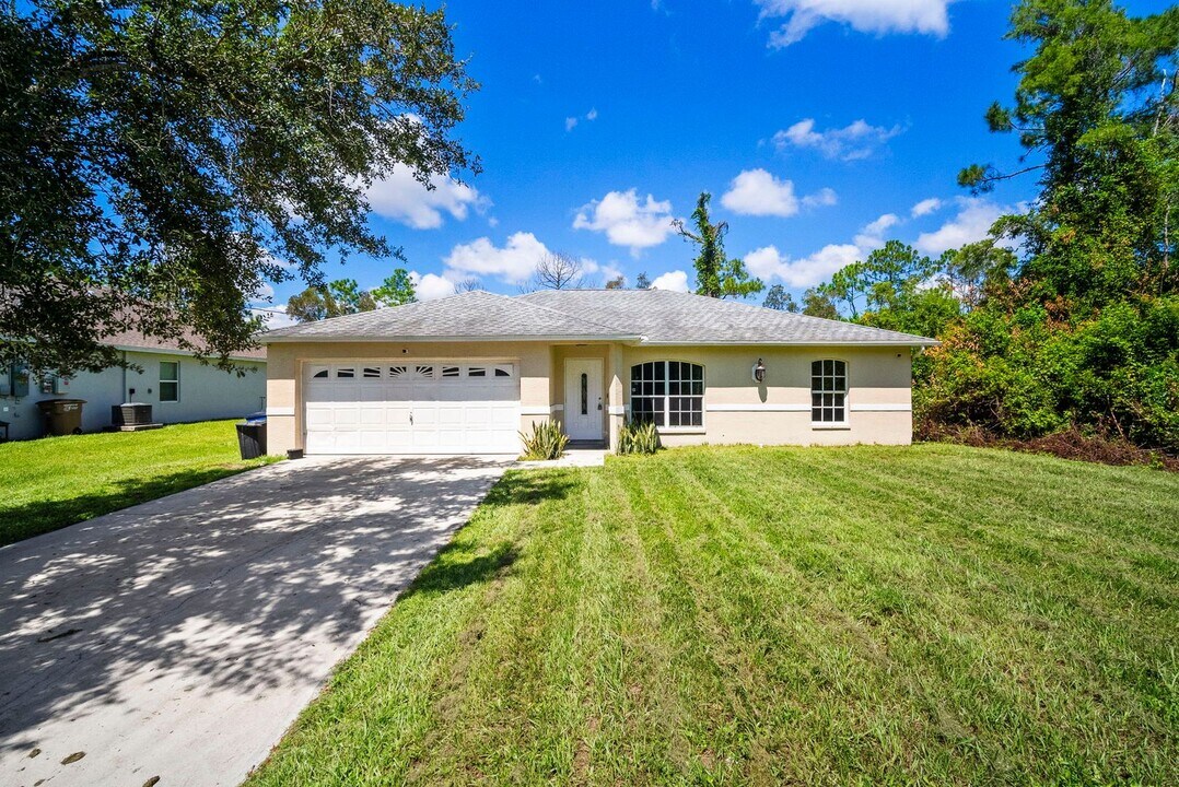 1125 Alvin Ave in Lehigh Acres, FL - Building Photo