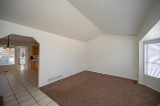 8004 Old Barn Dr in Sandy, UT - Foto de edificio - Building Photo