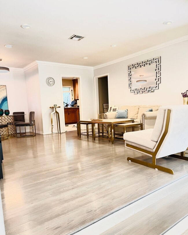 7236 Oakdale Ave in Winnetka, CA - Building Photo - Building Photo