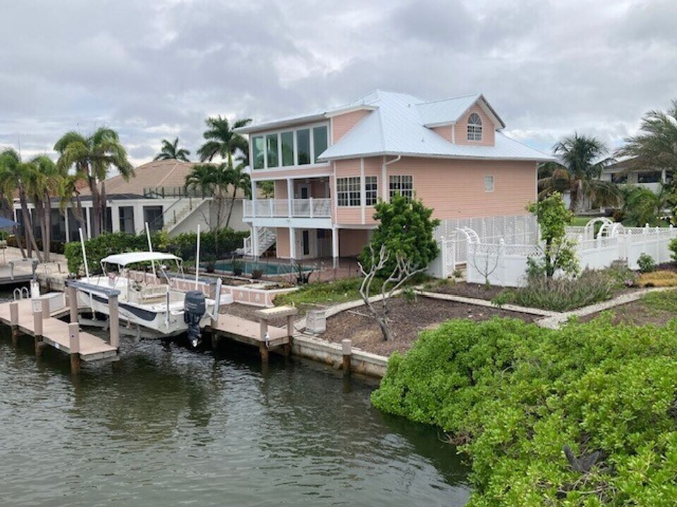 1200 Butterfly Ct in Marco Island, FL - Building Photo