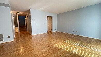 19 Hawthorne Dr in New London, CT - Building Photo - Building Photo