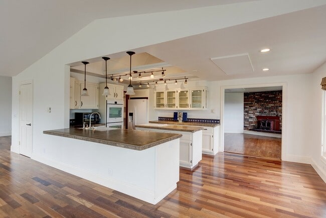 207 NW Coveland St in Coupeville, WA - Building Photo - Building Photo