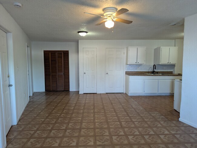 201 W 1st St, Unit 1 in La Feria, TX - Foto de edificio - Building Photo