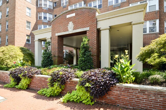 2500 Q St NW in Washington, DC - Building Photo - Building Photo