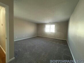 715 N Main St, Unit 7 in Fall River, MA - Foto de edificio - Building Photo