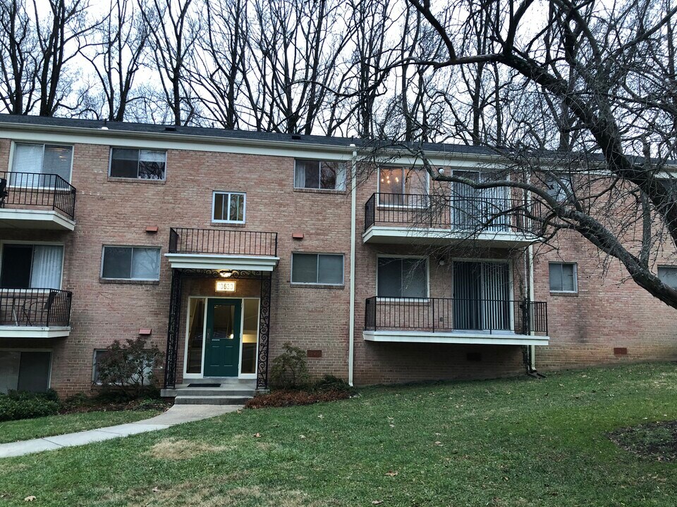 10630 Kenilworth Ave, Unit 104 in Bethesda, MD - Foto de edificio