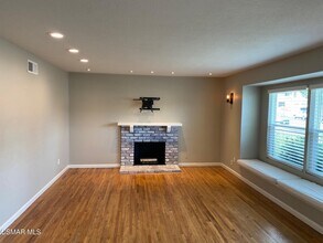491 S Danville Ave in Thousand Oaks, CA - Foto de edificio - Building Photo