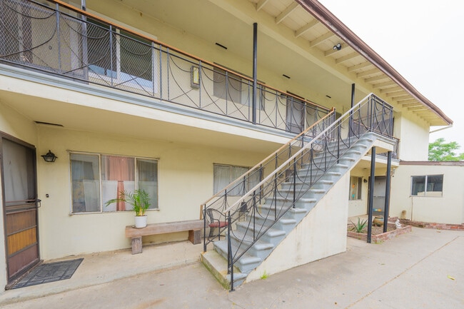 10043 Haines Canyon Ave, Unit E in Tujunga, CA - Building Photo - Building Photo