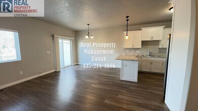 427 E Red Fox Ln in Vernal, UT - Building Photo - Building Photo