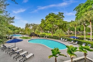 Nottingham Pine Luxury Apartment Homes in Plantation, FL - Building Photo