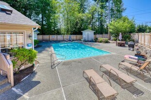 11527 Highway 99, Unit E103 in Everett, WA - Building Photo