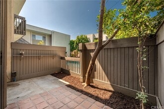 5300 Fairview Blvd, Unit 12 in Los Angeles, CA - Building Photo - Building Photo