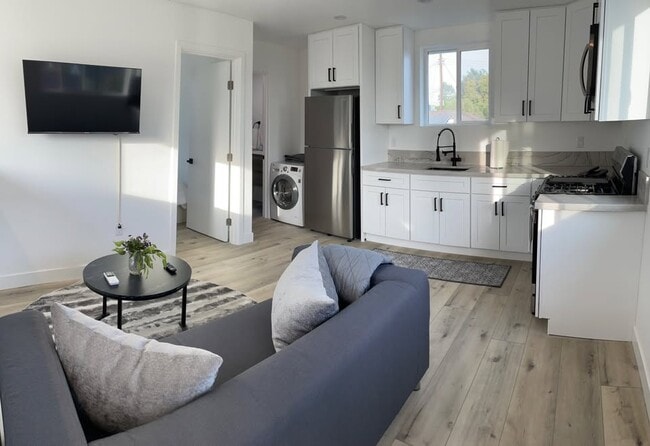 6126 Alcove Ave, Unit 6124 in North Hollywood, CA - Building Photo - Building Photo