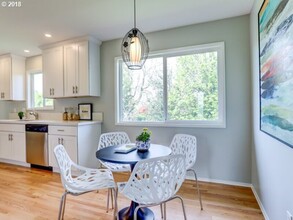 14017 NE Sacramento St in Portland, OR - Building Photo - Building Photo