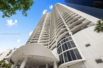 17201 Collins Ave in North Miami Beach, FL - Foto de edificio - Building Photo