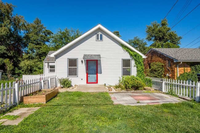 1886 Beechford Ave in Coraopolis, PA - Building Photo - Building Photo