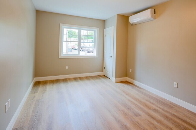 63 Bacon St, Unit 2 in Waltham, MA - Foto de edificio - Building Photo