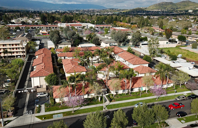 Mission Garden Apartments in Riverside, CA - Foto de edificio - Building Photo